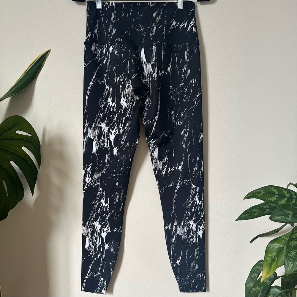 Beyond Yoga Olympus Midi Leggings Black Marble Size L - Picture 4 of 7